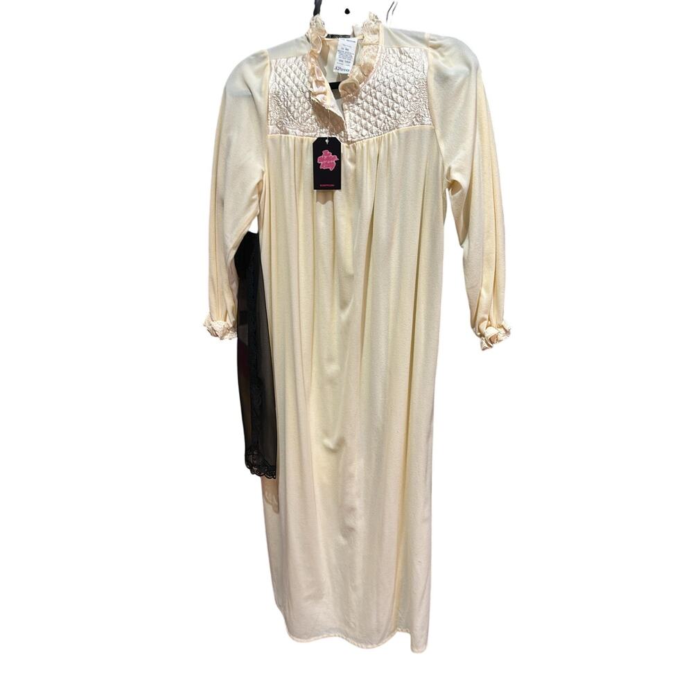 Vintage 1970's JC Penny Quilted Nightgown Gathered Lace Wrist M